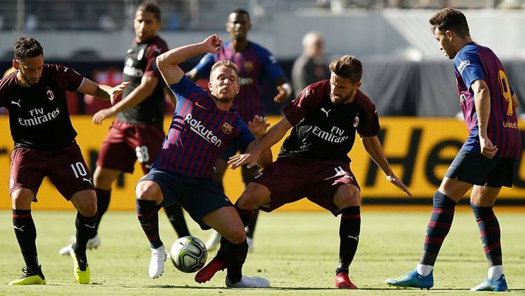 The wrap with the T-shirts of Barça and Milan enturbió the show