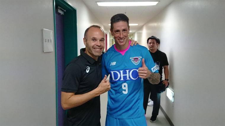 The dedicatorias of Andrés Iniesta and Fernando Torres after reencontrarse in Japan