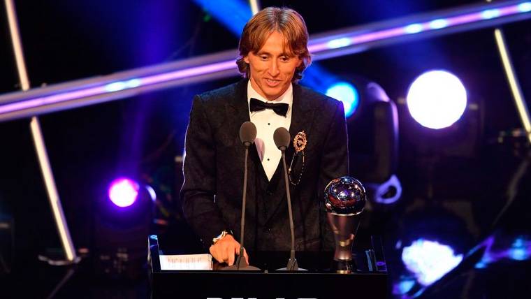 Luka Modric Repeats and carries  the FIFA The Best 2018 to the Best Player