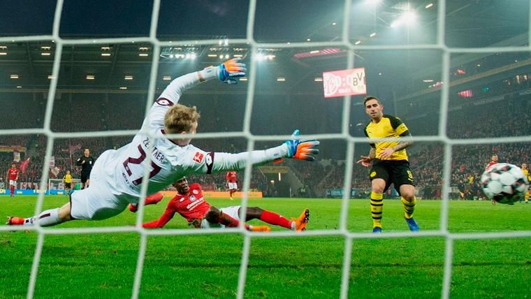 Alcácer Goes back to do magic with the Dortmund and the Everton wins with three ex of the Barça