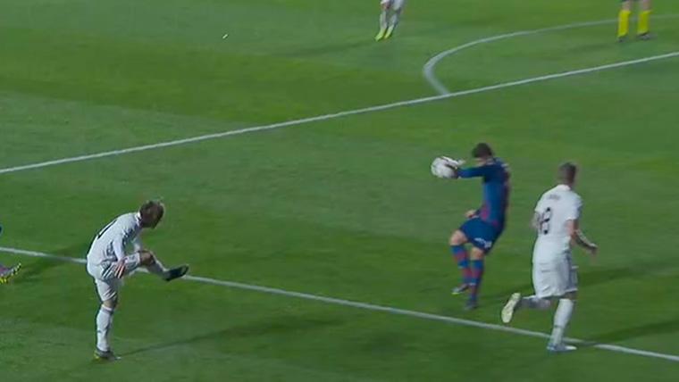 The VAR and the sticks gave wings to the Real Madrid in the first time in front of the Raise