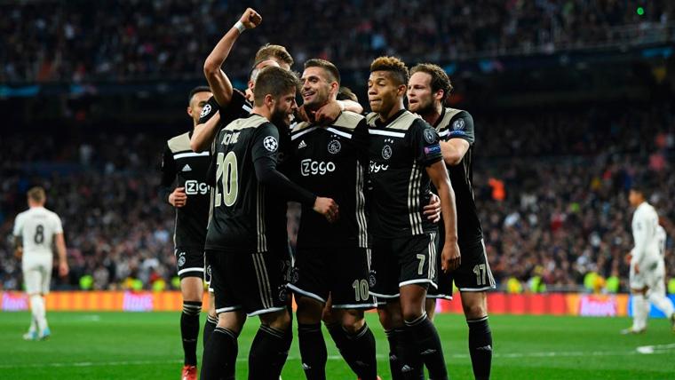 Puyol Hallucinates with the goals of Tadic and Schone and elogia the style of the Ajax