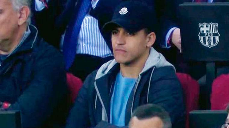 What did Alexis Sánchez seeing the Barcelona-Ray in the loge of the Camp Nou?
