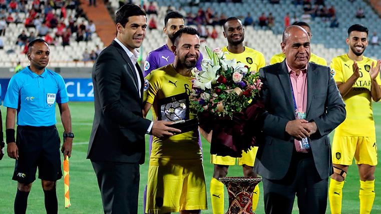 Xavi sacks  of the professional football with a homage to his height