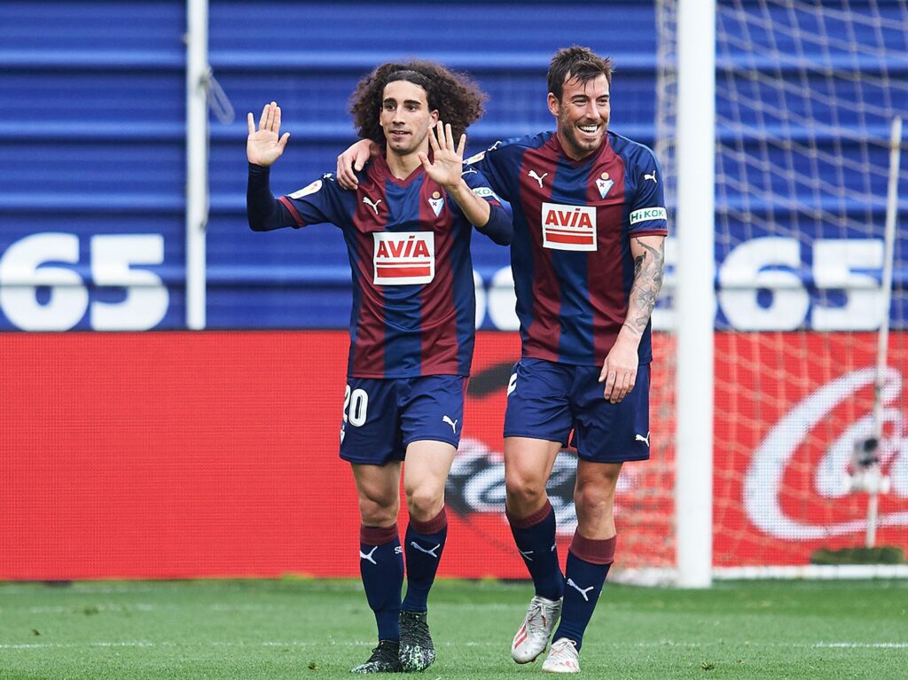 Cucurella returns to Barça with his future in the air
