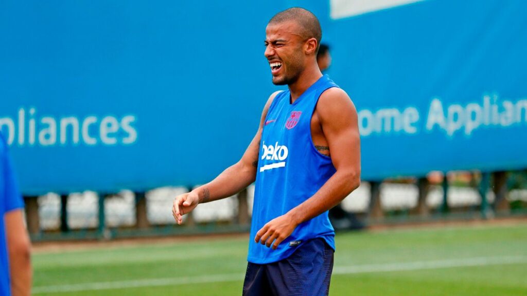 Valencia takes some time to think about the signing of Rafinha Alcántara