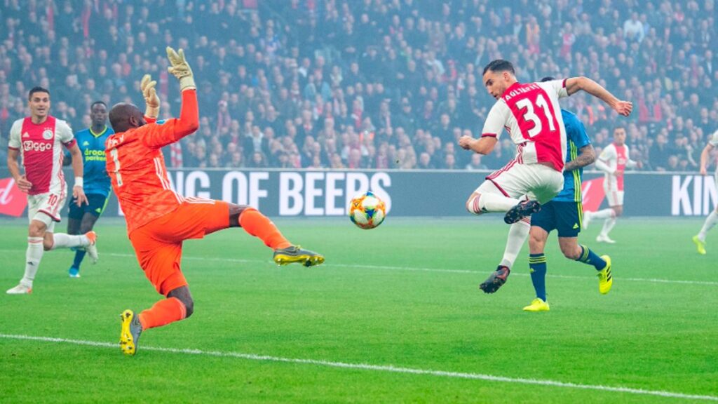 Ajax takes advantage of a defeat of PSV and gets closer to the Eredivisie title