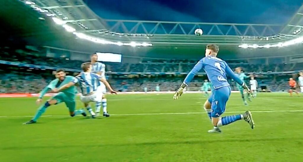 THEFT TO THE BARÇA in Anoeta! The referee didn’t mark a very clear penalti on Piqué