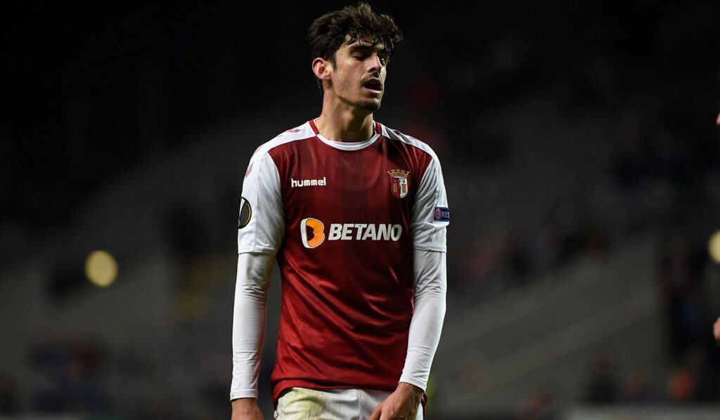 The new signings, pulled apart of the rest of the Barça staff