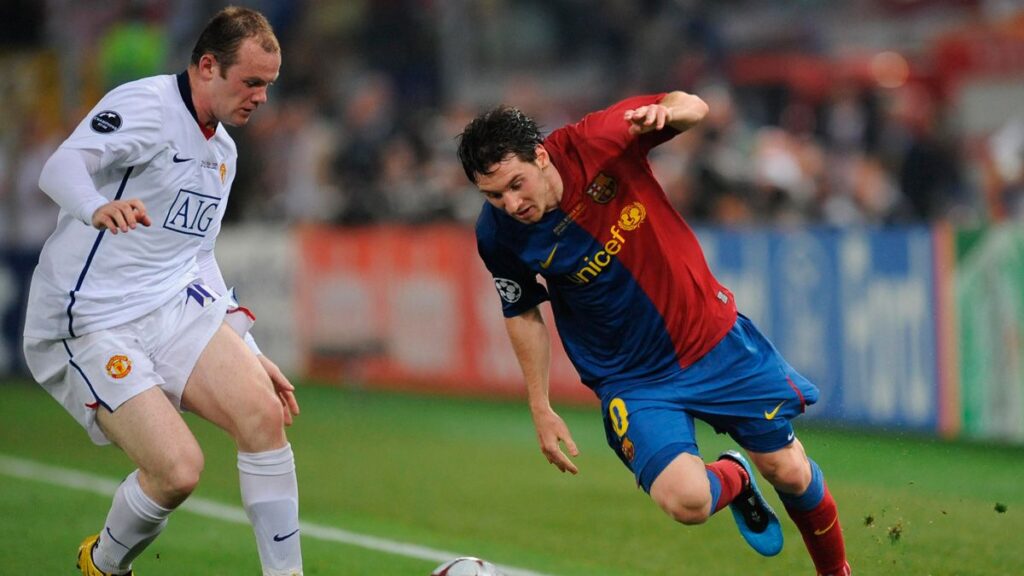 Rooney gives the keys of the two Champions that Barça won to Manchester United