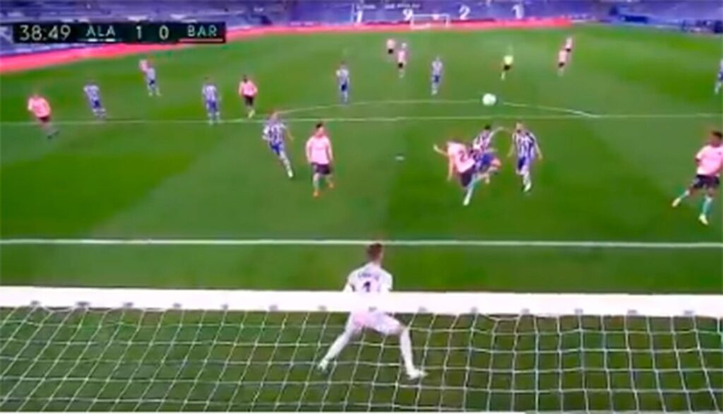 Another penalti not signalled: Clear push to De Jong that didn’t see the referee neither the VAR