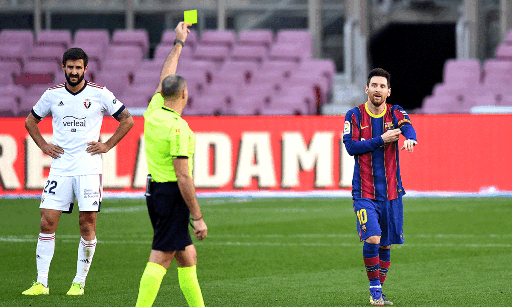 The detail of the record of Mateu Lahoz on the yellow to Messi
