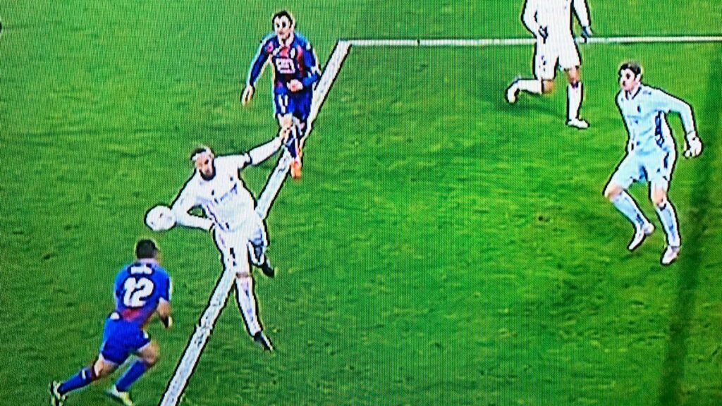 SHAME: The referee didn’t signalled penalty in a very clear hand of Ramos!