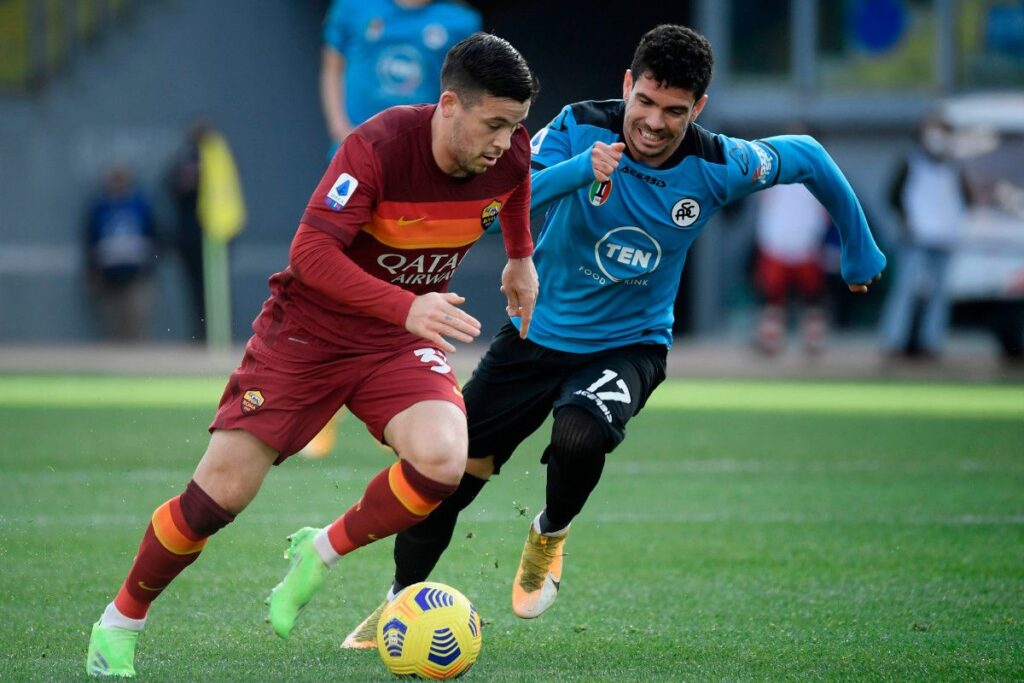 Carles Pérez looks to join an a club of LaLiga