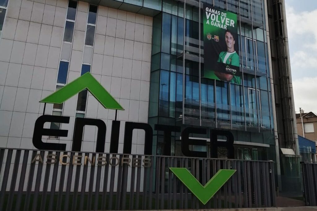 The sponsor of the Cornellá put a banner “style Joan Laporta” in his office