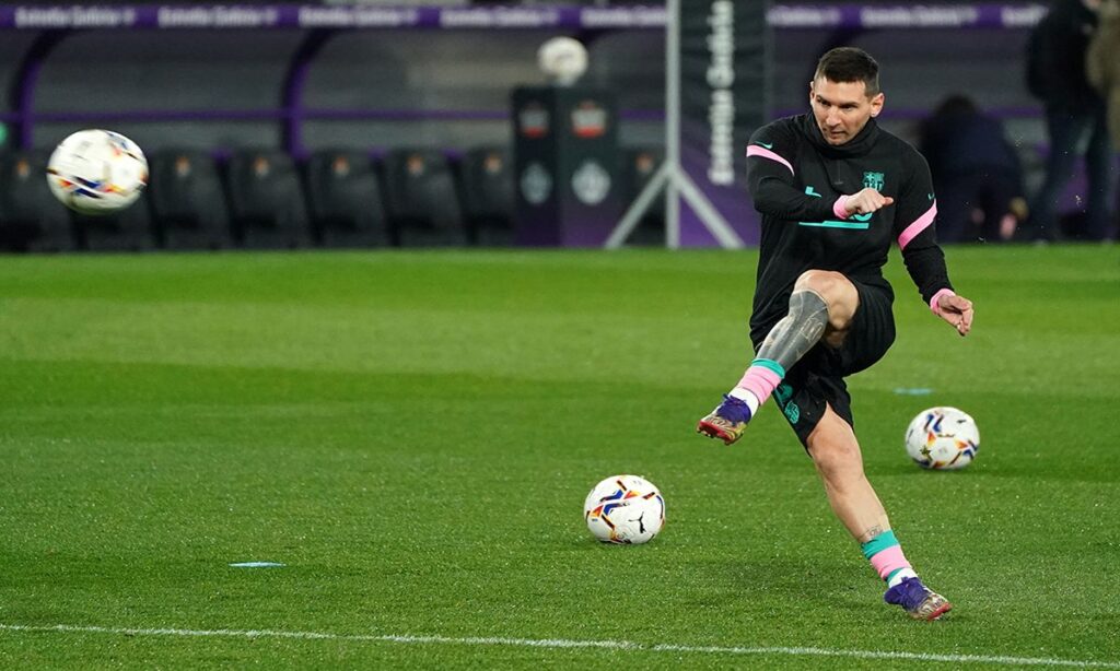 Ready for the Sunday? Messi trains  with his mates