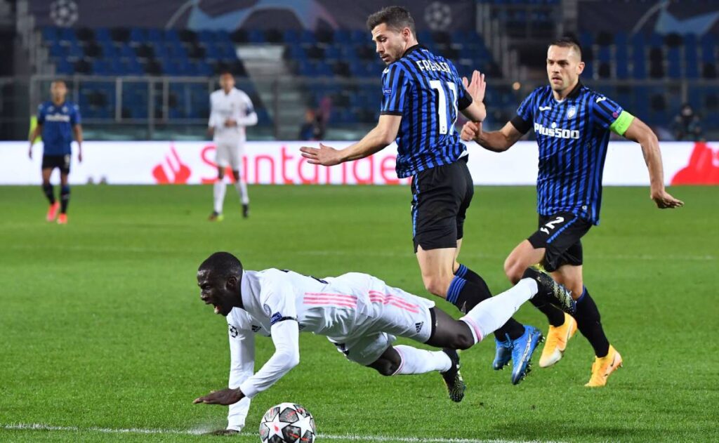 The Madrid obtains an important victory with controversy in front of the Atalanta