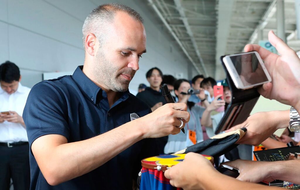 Iniesta blesses Pedri as his substitute at FC Barcelona