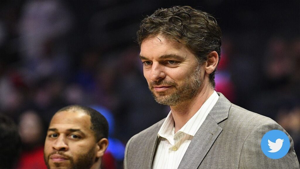 Pau Gasol arrived to the Palau and visited to his mates of the Barça