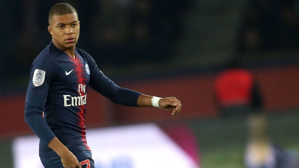 Like this Mbappé and Alba surpassed his “jump of sparks” in the Camp Nou