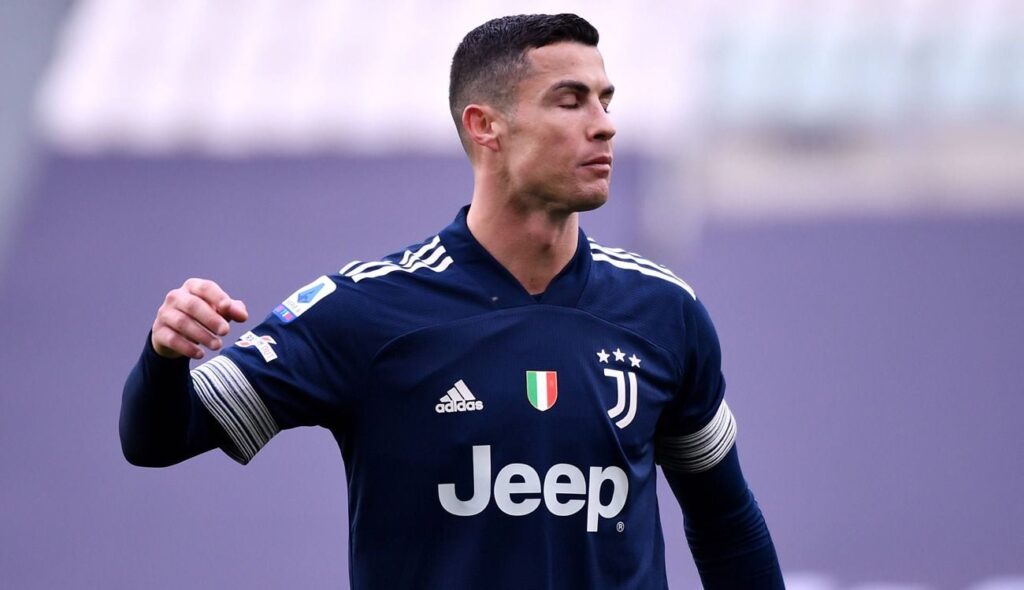 Cristiano threw his T-shirt and desató a controversial confusion