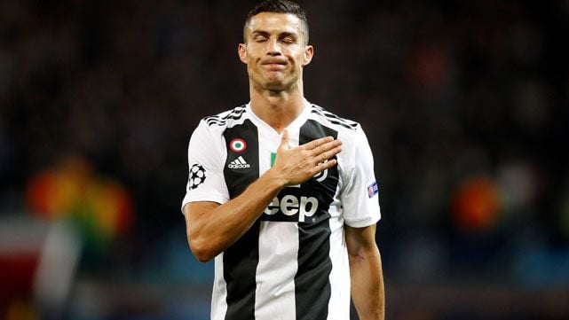 Cristiano goes back to wrap it with his T-shirt in a party in Italy