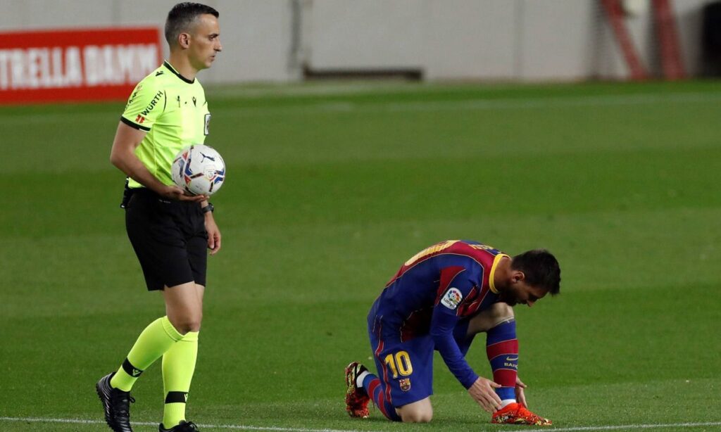 Partial referee? This escaped him  to Latre in the Barcelona vs Valladolid!