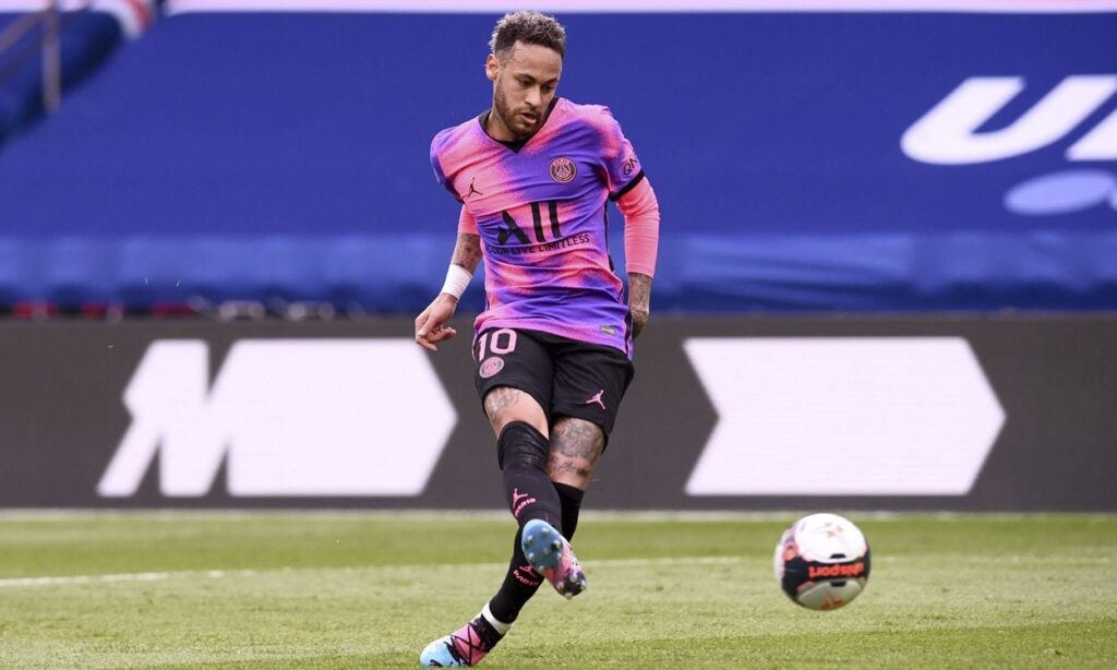 Neymar Defends  and denies the indictments of Nike