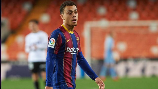 The possible exit of Koeman leaves in vilo the continuity of Sergiño Dest in the Barça