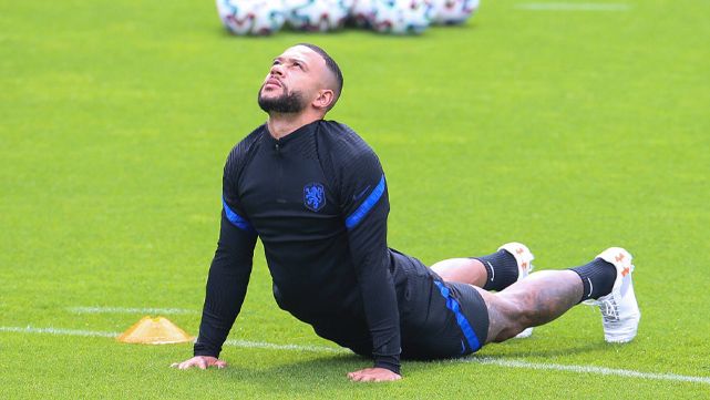 The details that marked the arrival of Depay to the FC Barcelona of Ronald Koeman