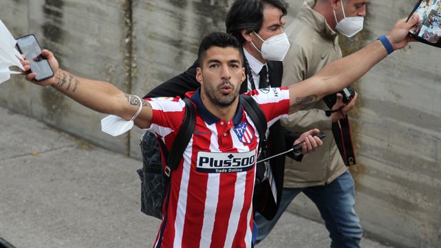 Luis Suárez approves the signing of Kun and gets ‘wet’ with Messi’s future