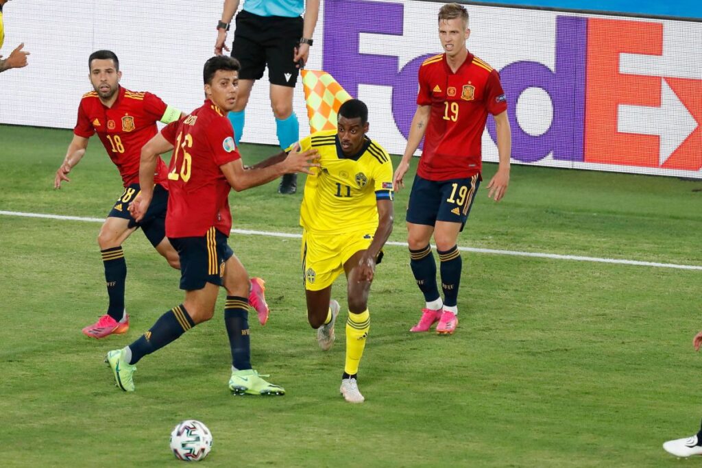 Like this it finds  the picture of teams that are still in the Eurocopa