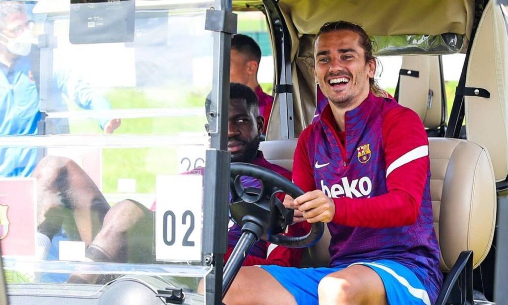 The show of the players of the Barça driving cars of golf