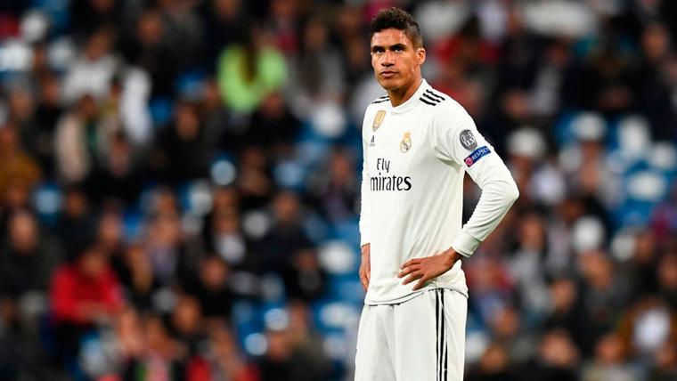 How much paid the Manchester United by the signing of Varane?