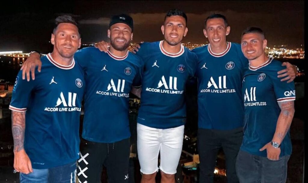 Neymar Retouches the photo in Ibiza, now with Messi like Parisian