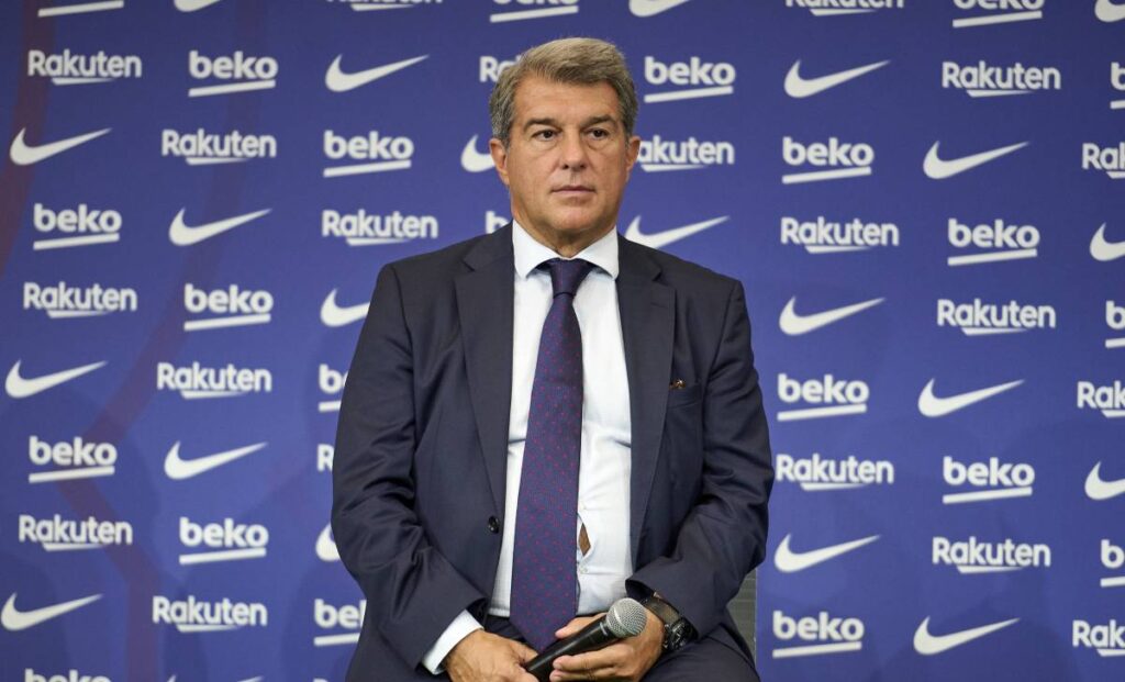 Joan Laporta heads to the fans after the defeat in front of the Bayern
