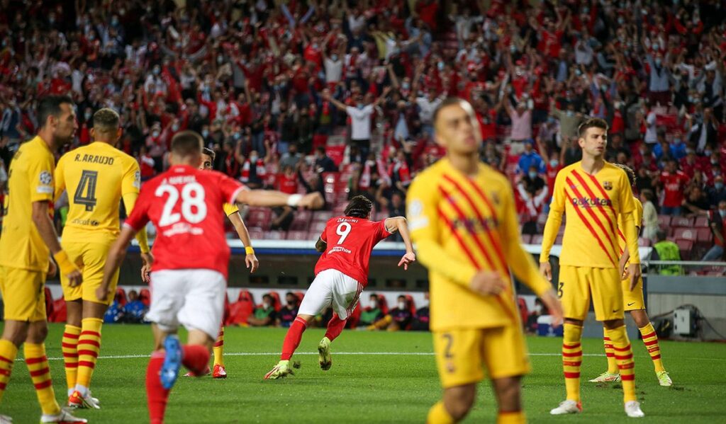 Another nightmare in Lisbon: Penalti of Dest and doublet of Darwin to sink to the Barça