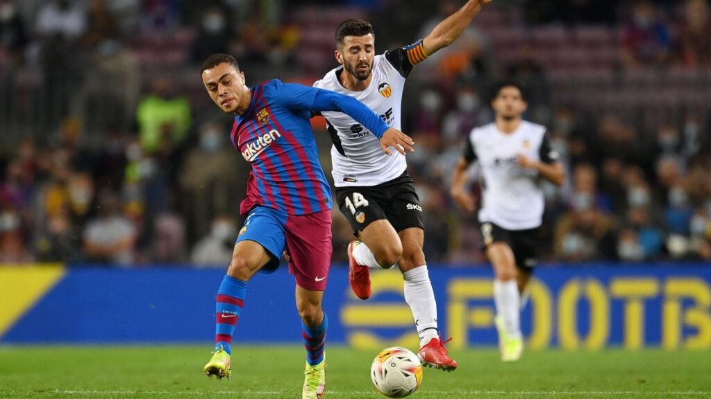 Gayà, outraged by the refereeing after Barça-Valencia