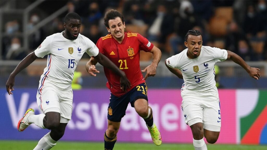 POLEMIC: Spain claimed a penalty by Jules Koundé in the area