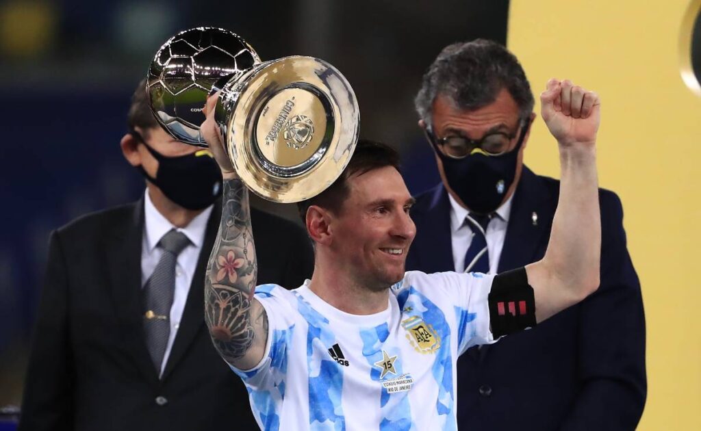 Messi gathers  with Argentina… And goes back to smile!