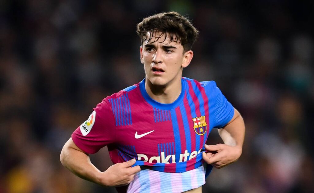 Gavi receives his first award and explodes with emotion for his irruption at Barça