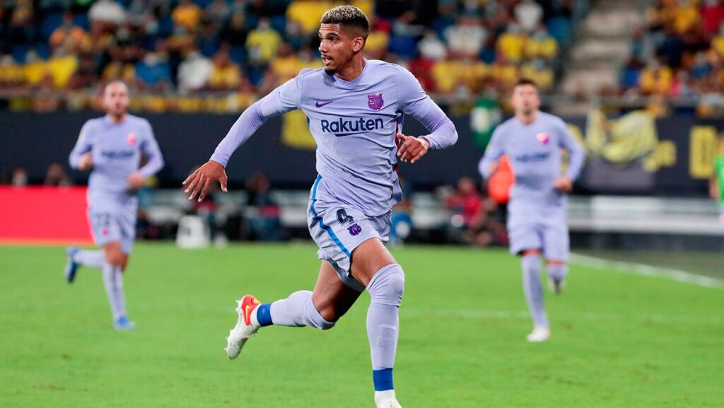 Another experiment of Xavi: Araújo was the ‘patch’ in the left side