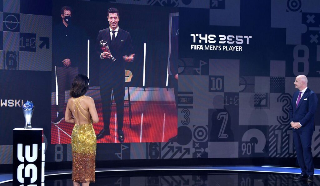 Lewandowski Snatches him to Messi the The Best and Alexia does full