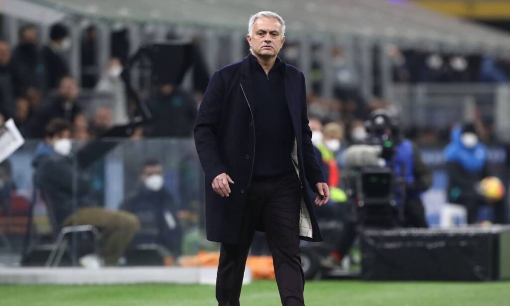 Mourinho ‘pasa’ de los cantos de sirena del PSG y decide continuar en Roma