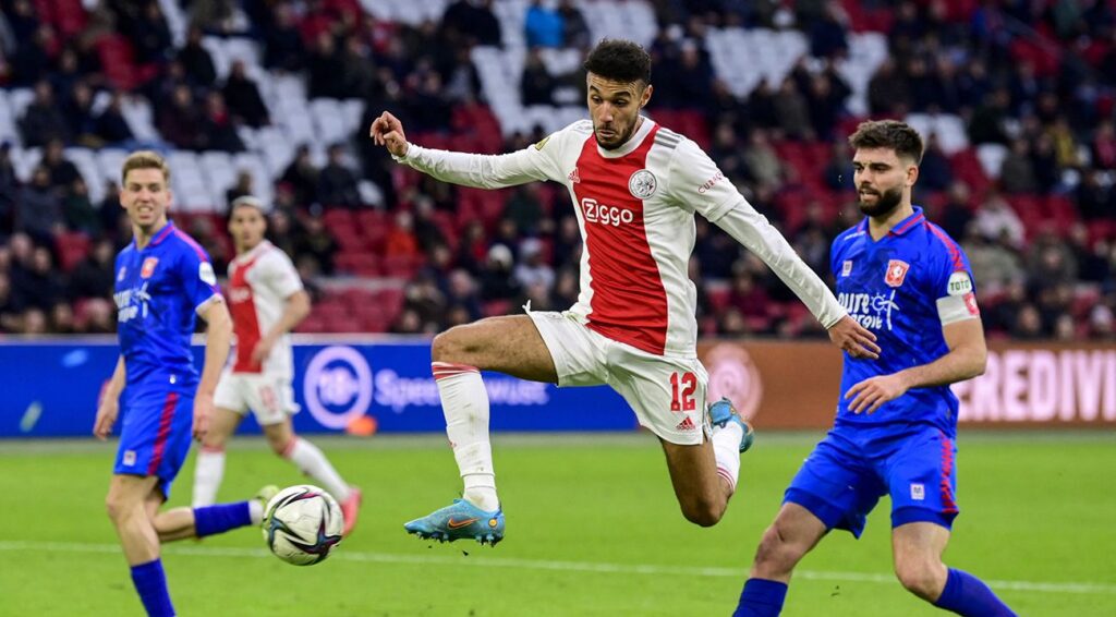 One step closer! Jordi Cruyff travels to Amsterdam to close Mazraoui