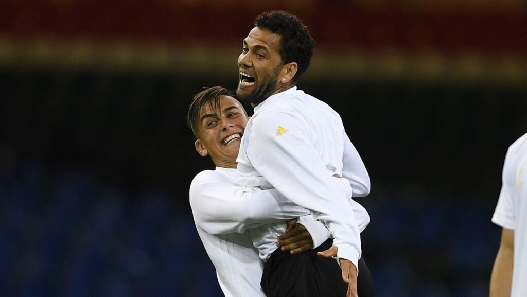 Future culé? Dani Alves and Dybala met in Barcelona