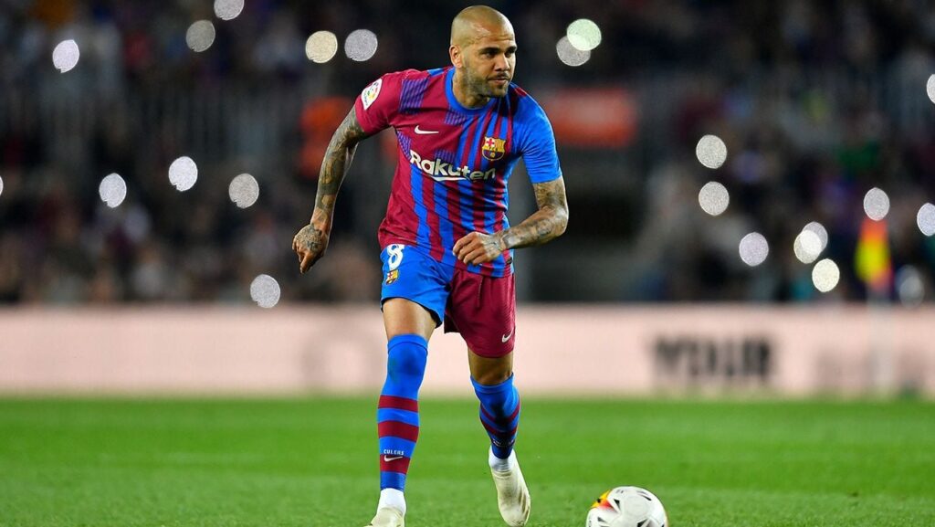 Dani Alves remains without an offer from Barça to continue next season