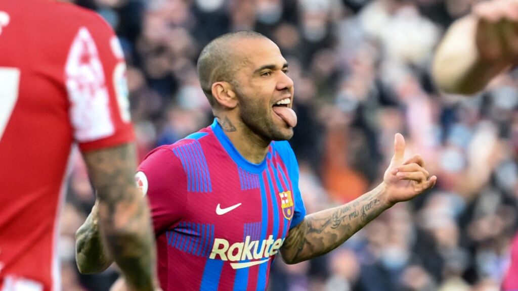 After finishing his contract with Barça, Alves is looking for a team on Instagram!