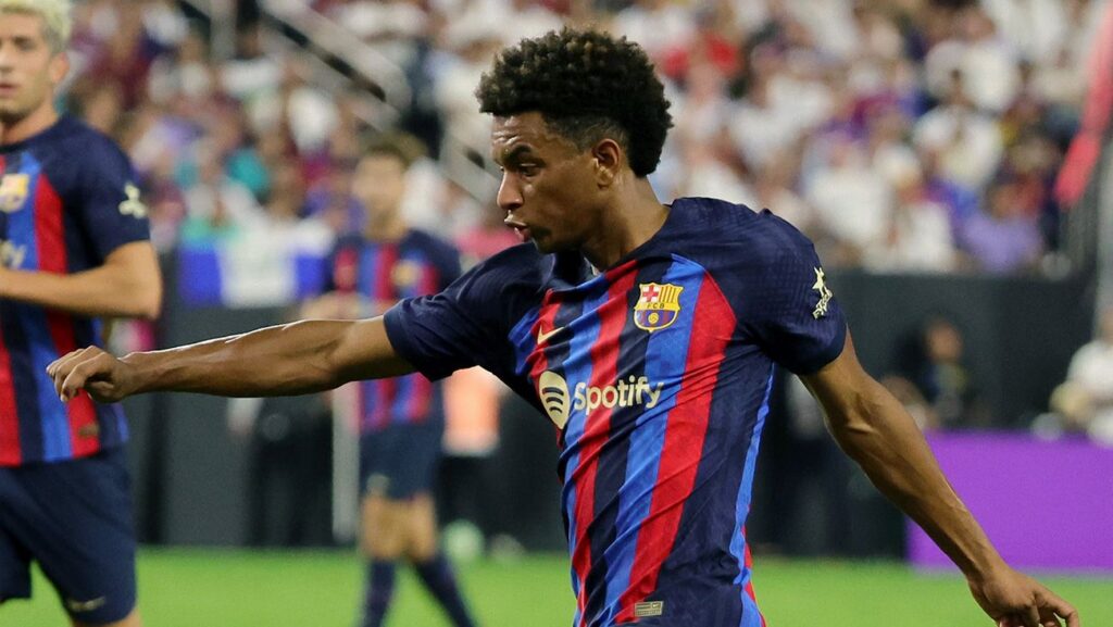 Alejandro Balde ‘responds’ to the imminent signing of M. Alonso with a great match