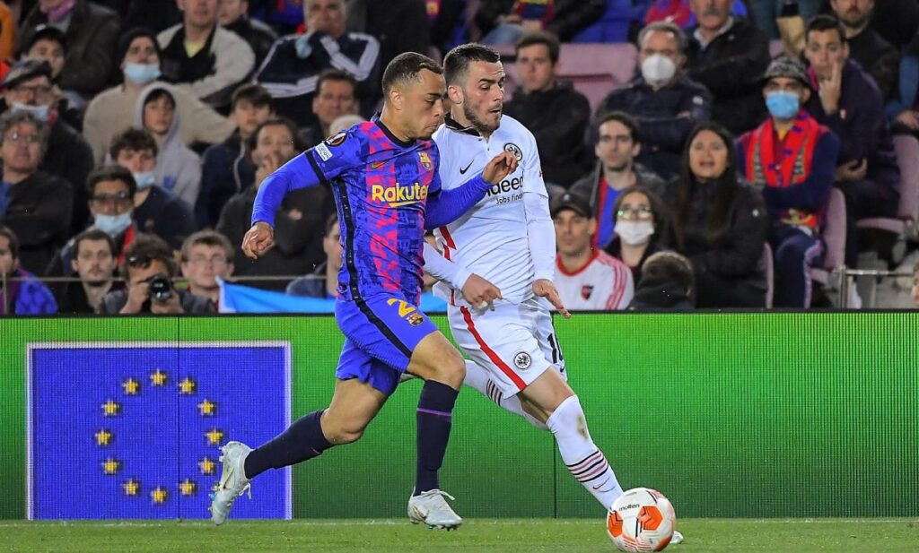 Sergiño Dest stands up and makes it difficult to leave Barça